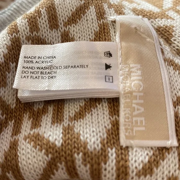 NWT Michael Michael Kors gorgeous scarf. So pretty and classic! - Picture 12 of 12